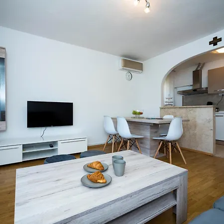 M&M Pelivan Apartments Solin Exterior photo