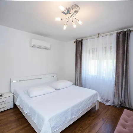 M&M Pelivan Apartments Solin Exterior photo